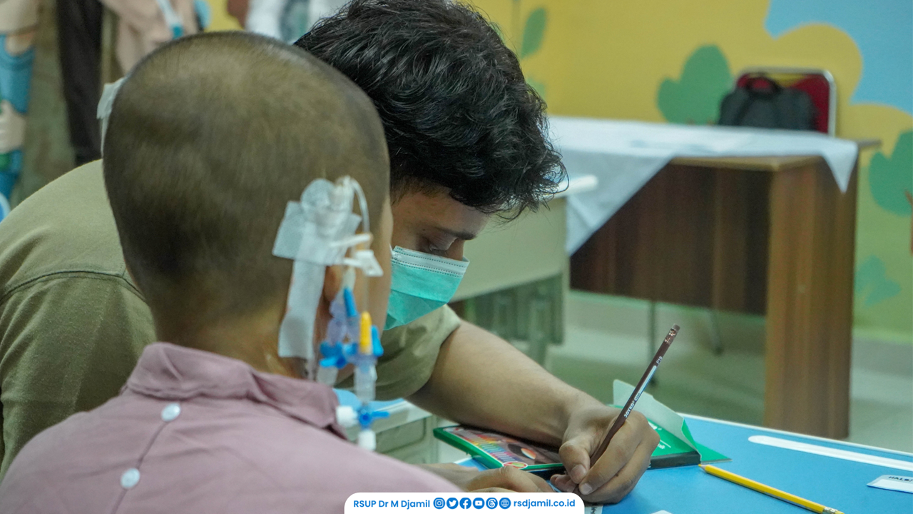 Hospital Schooling RS M. Djamil Hadirkan Semangat Belajar di Tengah Perawatan