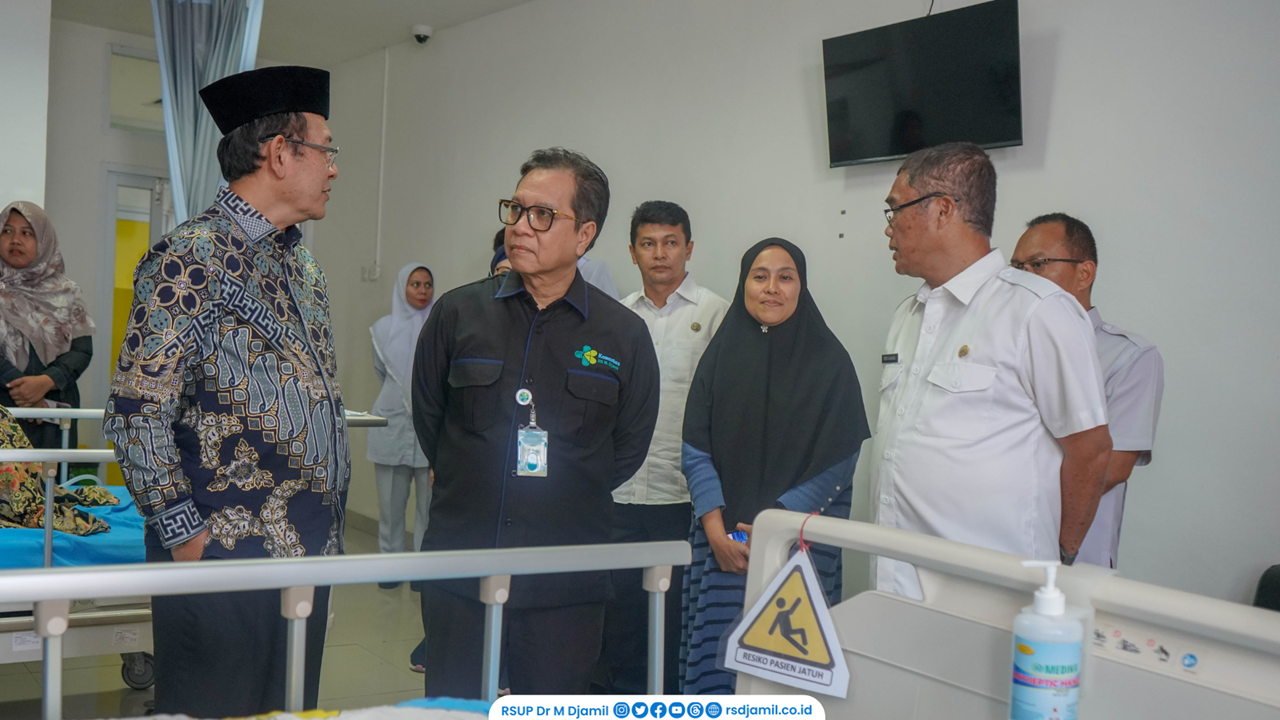 Wako Payakumbuh Beri Semangat Pasien Bedah Jantung Anak di RS M. Djamil