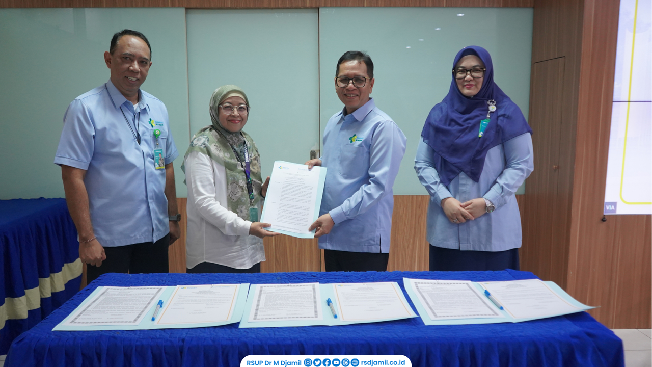 RS M. Djamil Serahkan SK Dua Ketua Komite dan Kepala UFP   